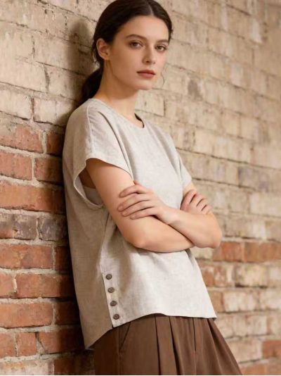 Blusa com efeito linho e botões laterais.