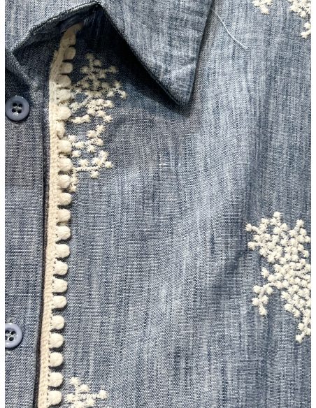Camisa azul bordada