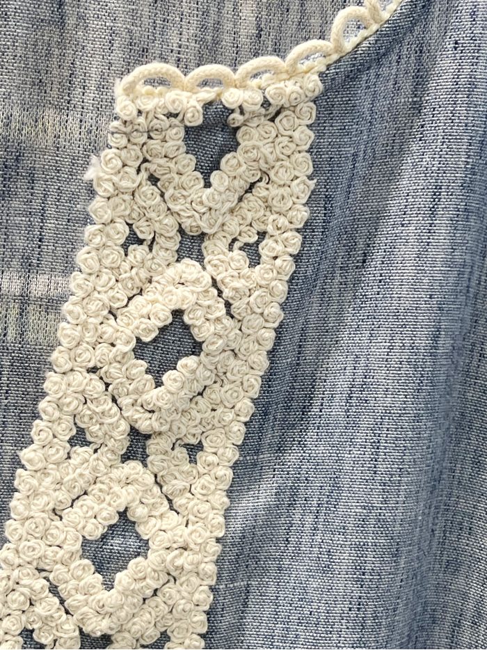 Blusa de renda com mangas amplas