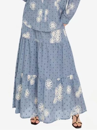 Falda midi azul bordada margaritas