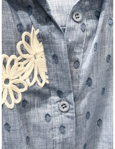 Vestido camisero azul bordado margaritas