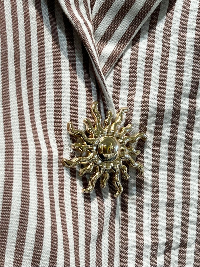 Blazer rayas broche joya