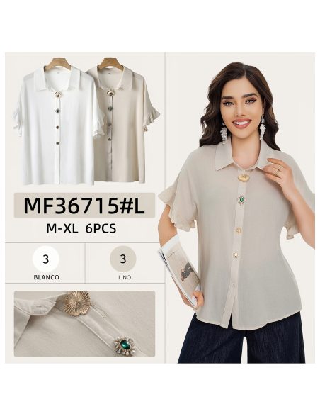 Camisa com mangas bufantes e botões cravejados de joias.