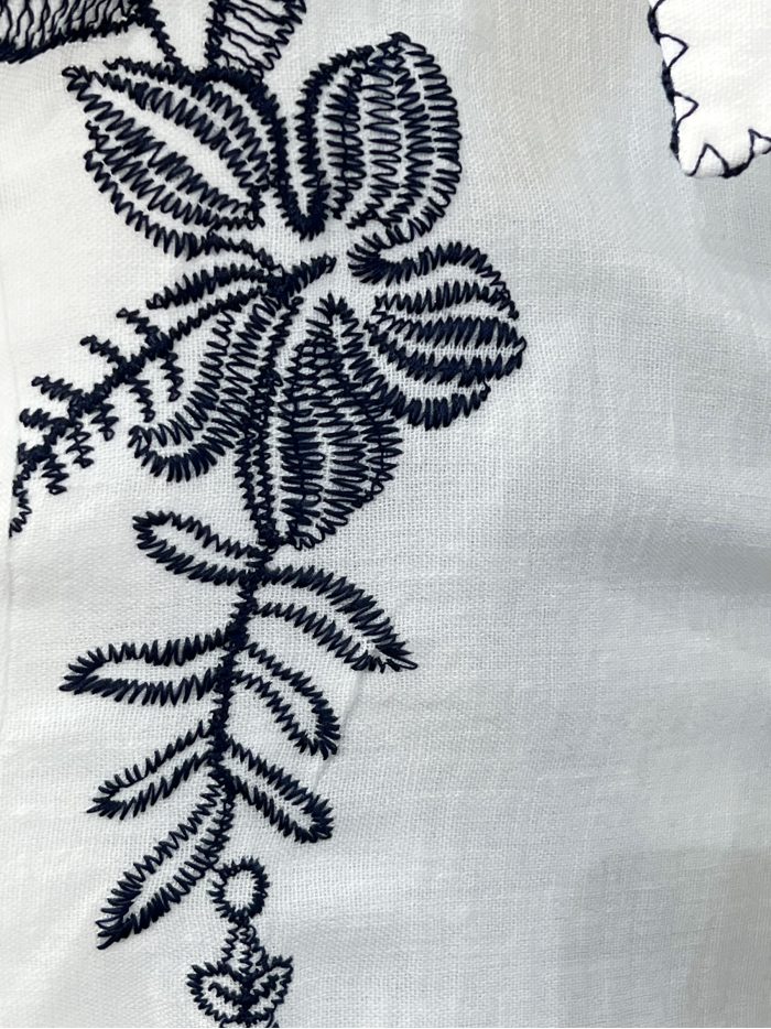 Bluse mit Blumenstickerei und kontrastierender Borte