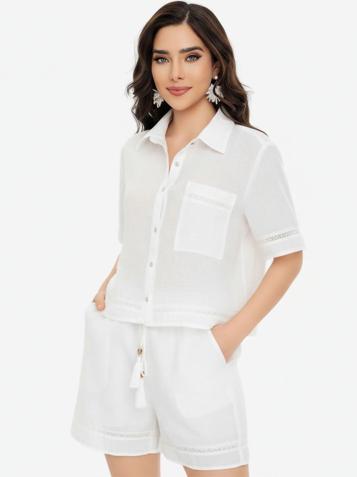 Conjunto de camisa e shorts com bolsos e detalhe em renda.