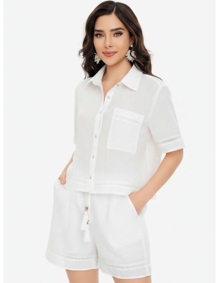 Conjunto de camisa e shorts com bolsos e detalhe em renda.