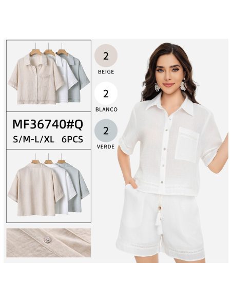 Conjunto de camisa e shorts com bolsos e detalhe em renda.