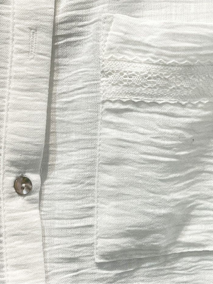 Conjunto de camisa e shorts com bolsos e detalhe em renda.