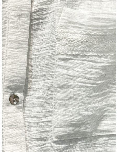 Conjunto de camisa e shorts com bolsos e detalhe em renda.