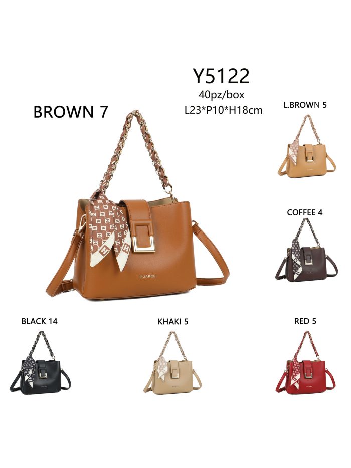 Bolso de mano detalle cadena y pañuelo