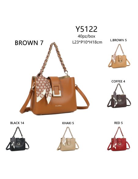 Bolso de mano detalle cadena y pañuelo