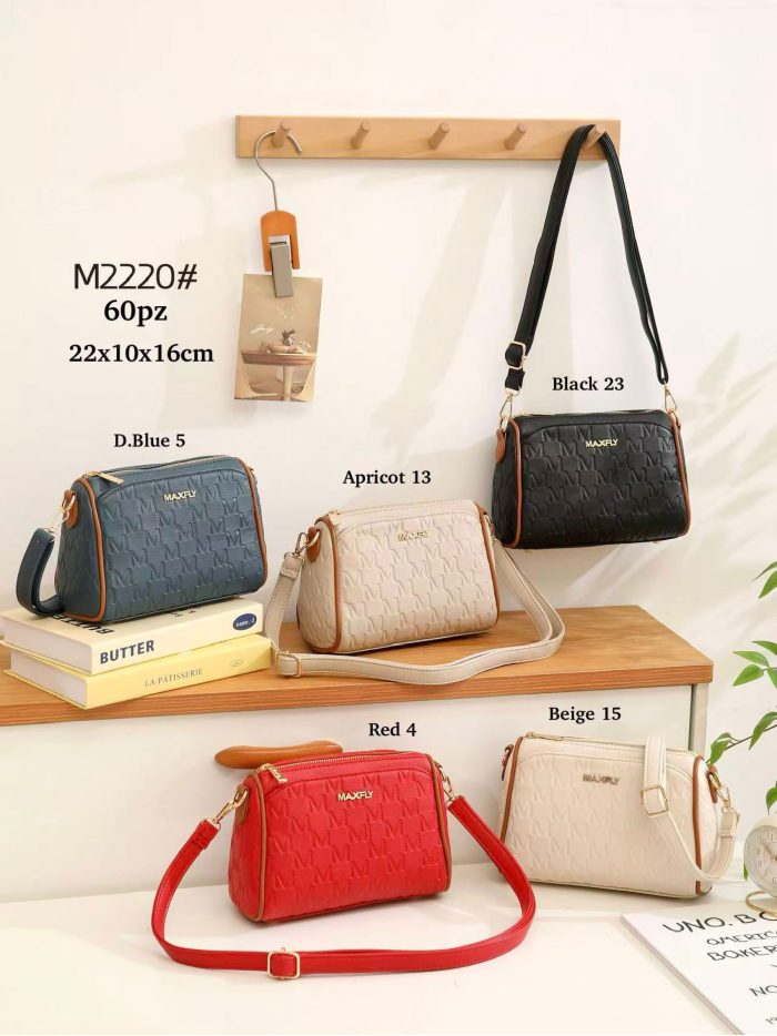 Bolsa de ombro estilo câmera com detalhes em relevo e zíper.