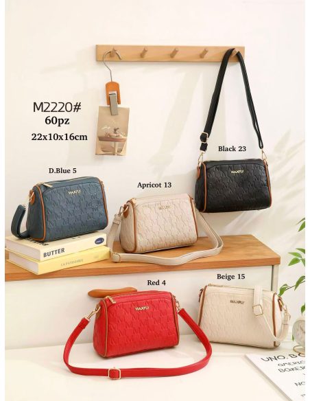 Bolsa de ombro estilo câmera com detalhes em relevo e zíper.