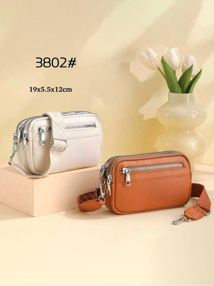 Kompakte Schultertasche mit drei Reißverschlüssen