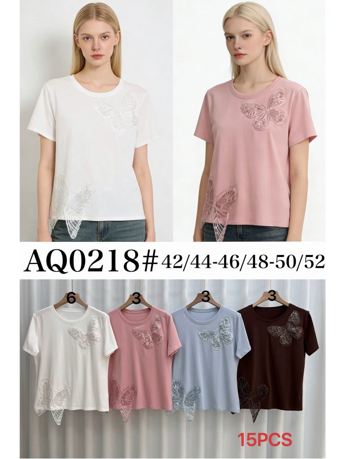 T-shirt con applicazione di farfalla