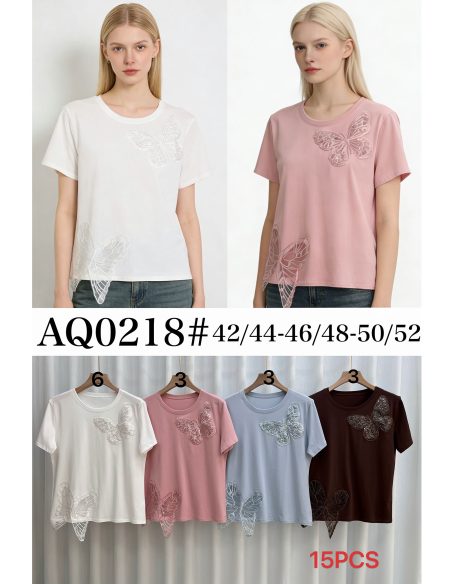 T-shirt con applicazione di farfalla