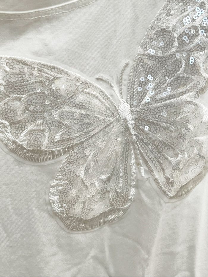 T-shirt con applicazione di farfalla