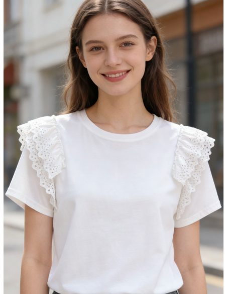 T-shirt con volant in pizzo sulle spalle
