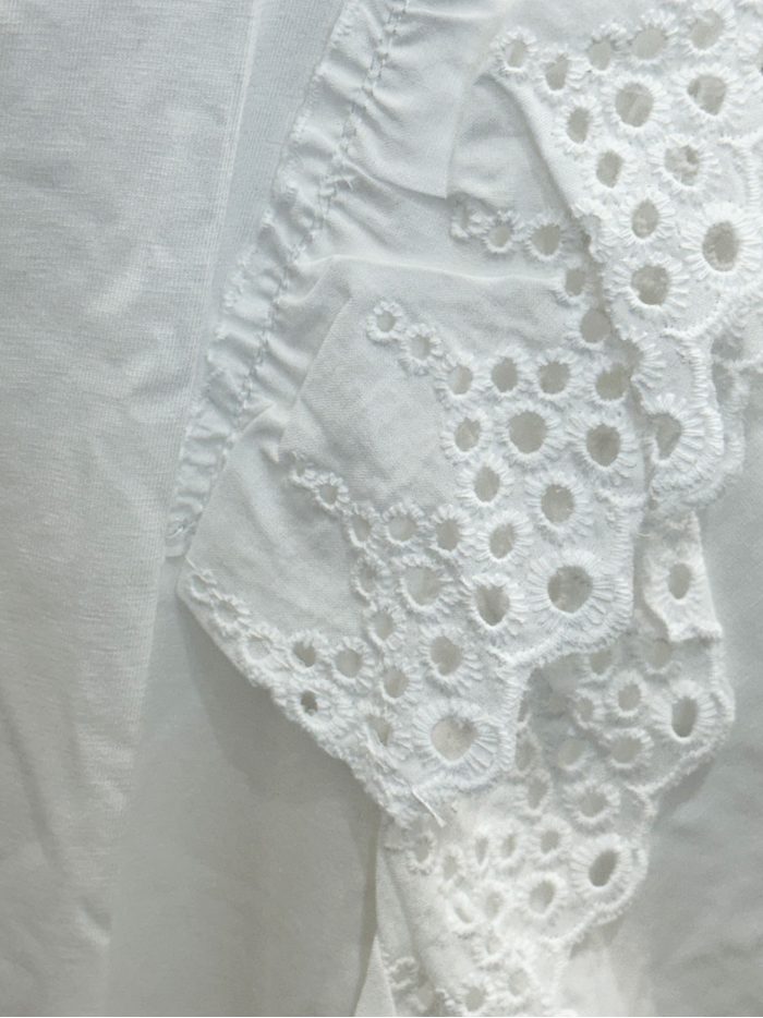 T-shirt con volant in pizzo sulle spalle