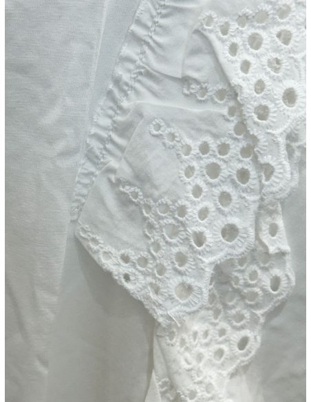 T-shirt con volant in pizzo sulle spalle
