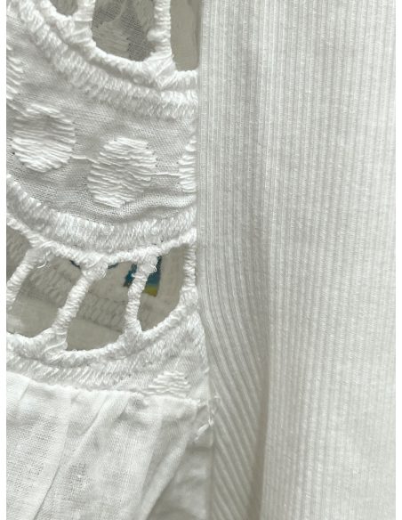 Camiseta mangas de encaje en capas