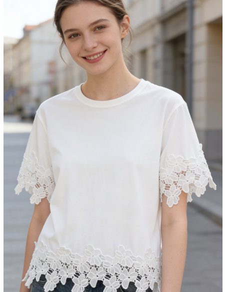 Camiseta encaje en mangas y bajo