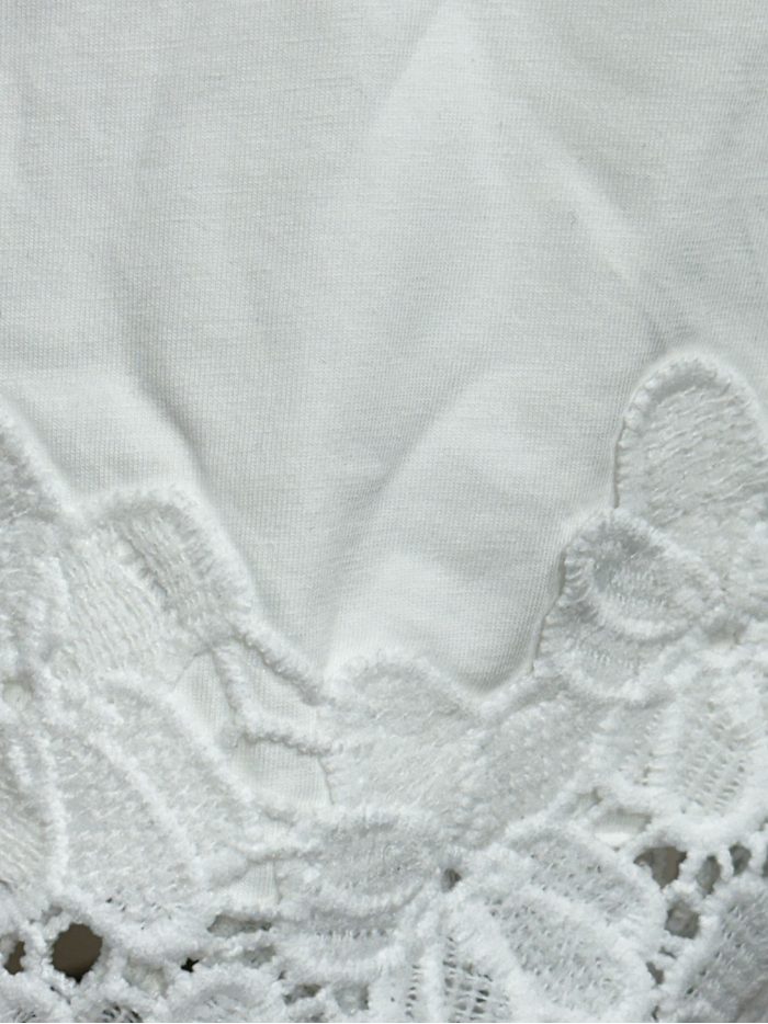 Camiseta encaje en mangas y bajo