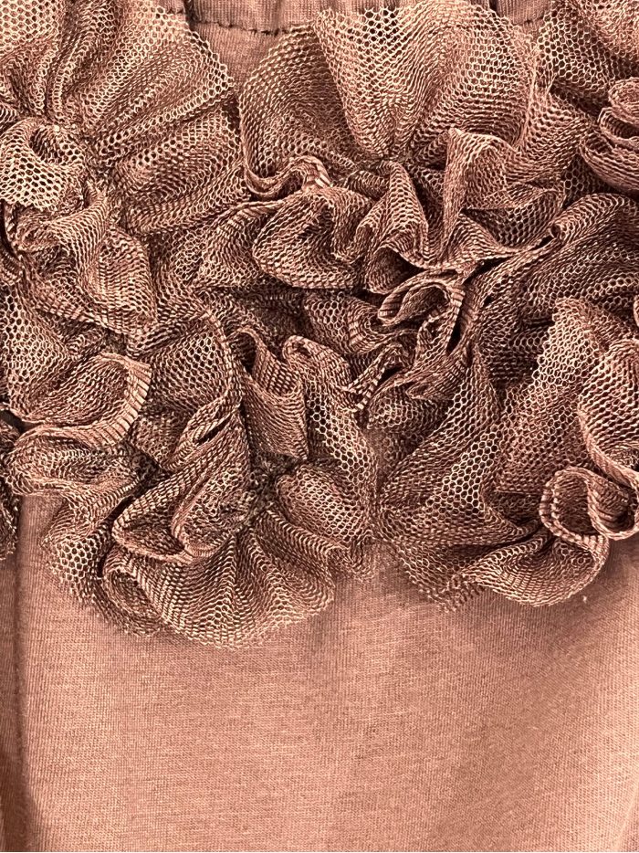 Camiseta hombros descubiertos flores 3d