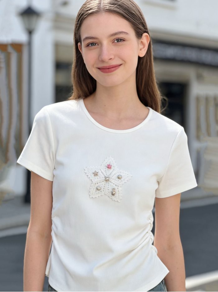 T-Shirt mit Sternenapplikation und seitlichen Raffungen