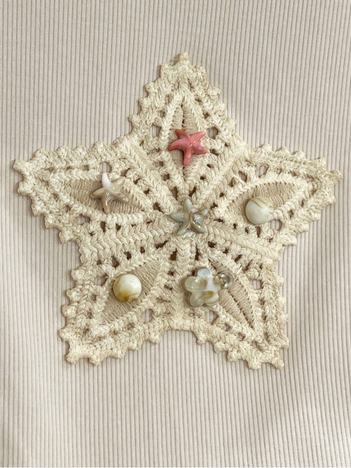 T-Shirt mit Sternenapplikation und seitlichen Raffungen