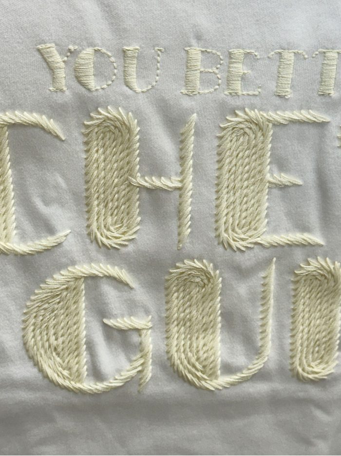 Camiseta bordado texto chew gum