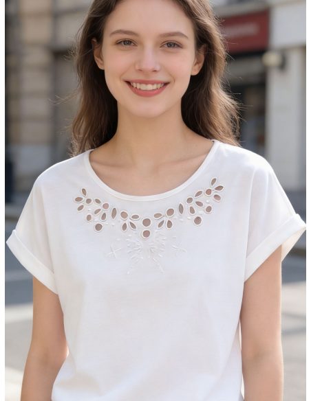 Camiseta calados en escote