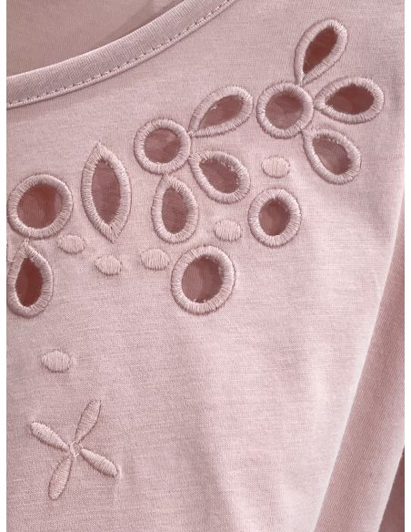 Camiseta calados en escote