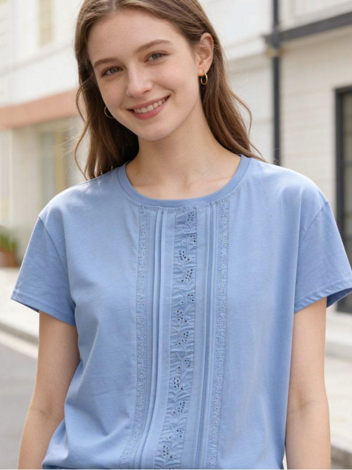 T-shirt con pannello frontale ricamato