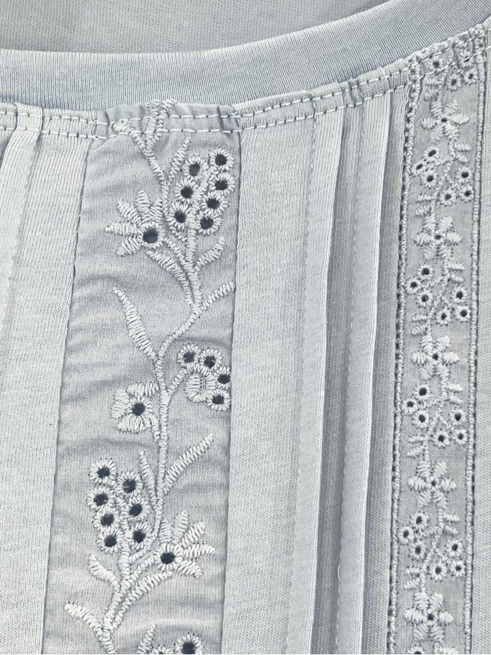 T-shirt con pannello frontale ricamato