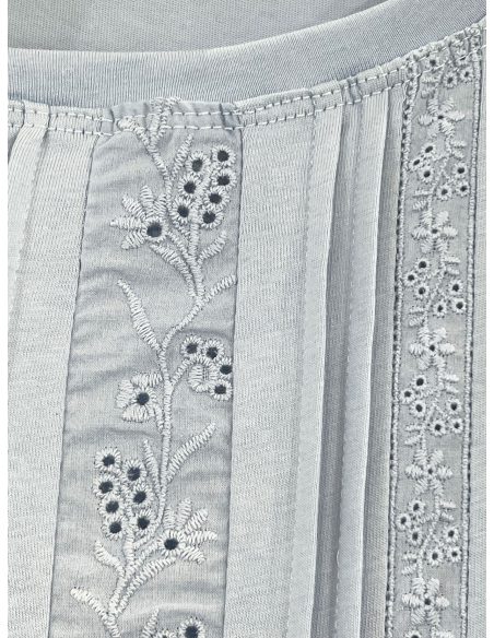 T-shirt con pannello frontale ricamato