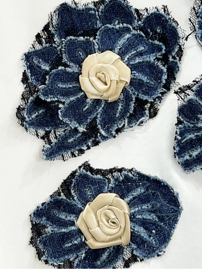 Jeans-T-Shirt mit Blumenmuster