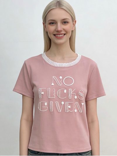 T-shirt con testo ricamato e paillettes