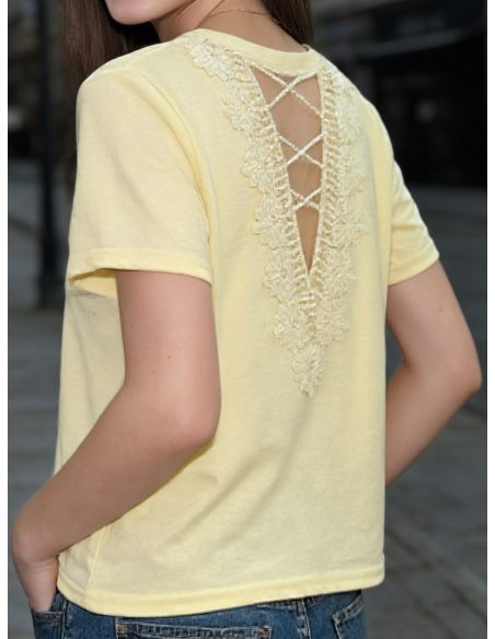 Camiseta escote pico encaje en espalda