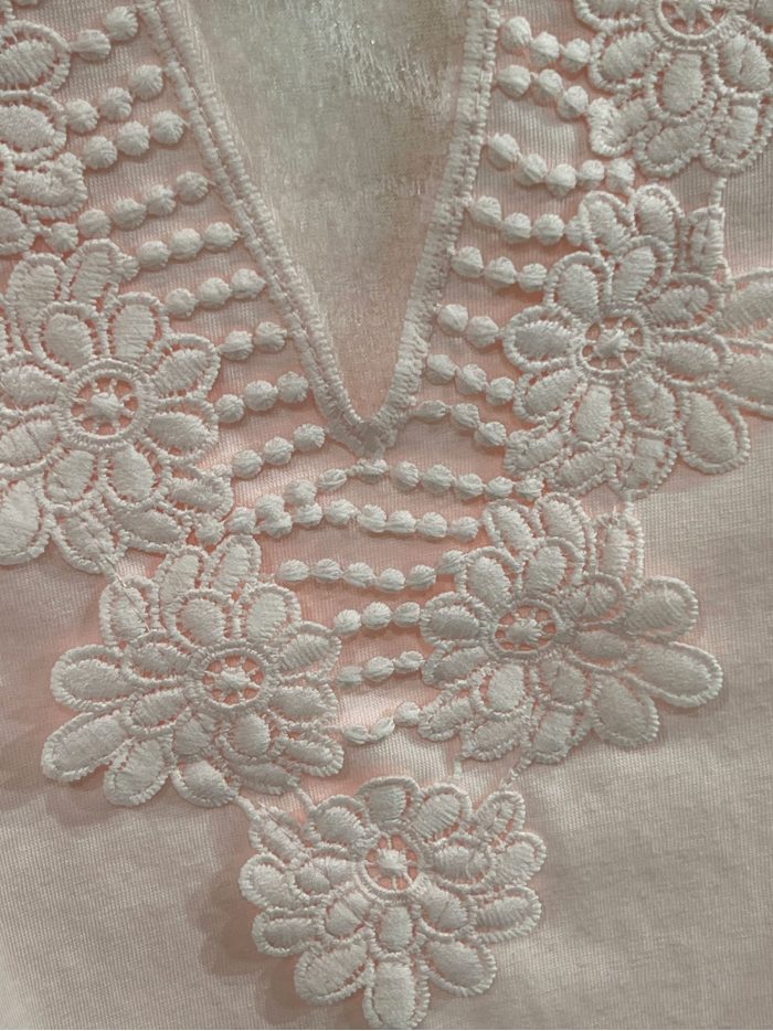 Camiseta escote pico encaje en espalda