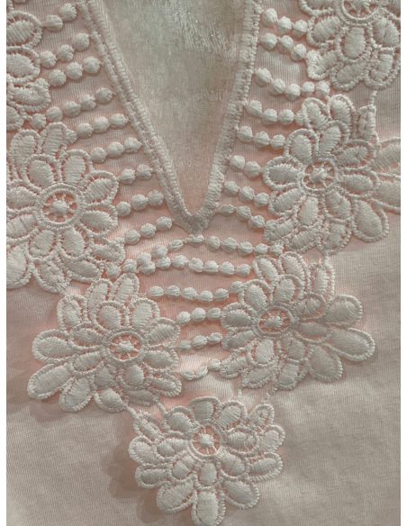 Camiseta escote pico encaje en espalda