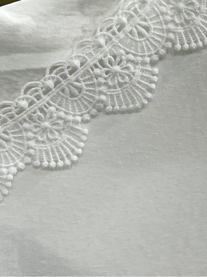 T-shirt à col en V avec bordure en dentelle