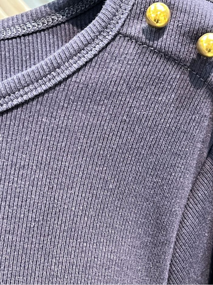 Camiseta botones en hombros