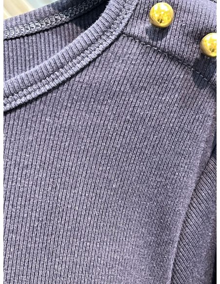 Camiseta botones en hombros