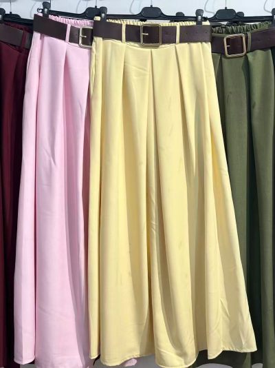 Falda midi liso de vuelo con cinturón