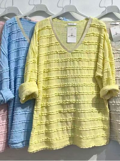 Blusa testurizzata con volant e scollo a V