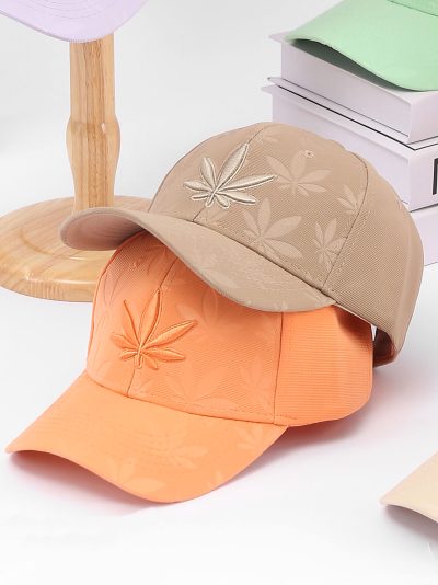 Gorra hojas en relieve en tonos pastel