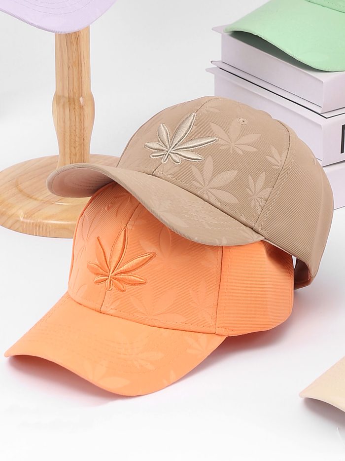 Gorra hojas en relieve en tonos pastel