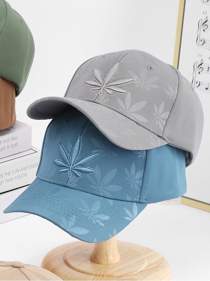 Gorra hojas en relieve en tonos oscuros