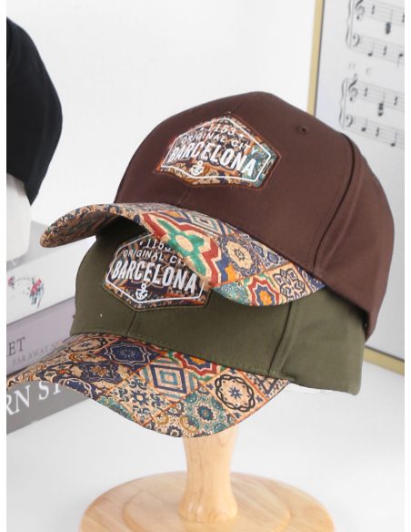 Boné com patch do Barcelona e aba em mosaico